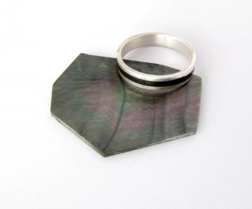 Wedding Ring White Gold with Black mother Pearl
